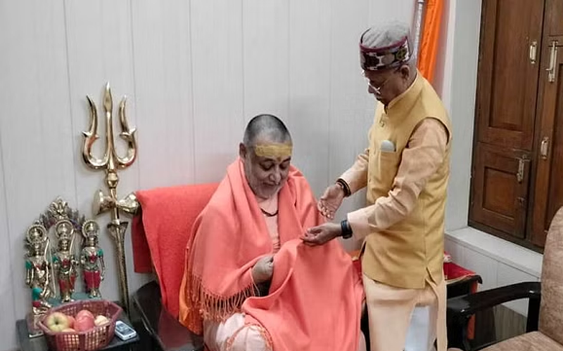 जगतगुरु शंकराचार्य स्वामी राजराजेश्वराश्रम से मिले हिमाचल के राज्यपाल