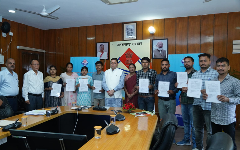 मुख्यमंत्री पुष्कर सिंह धामी ने किए 10 अभ्यर्थियों को नियुक्ति पत्र प्रदान