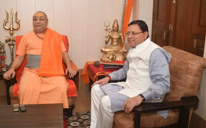 मुख्यमंत्री धामी ने जगतगुरू शंकराचार्य स्वामी राजराजेश्वराश्रम से शिष्टाचार भेंट की