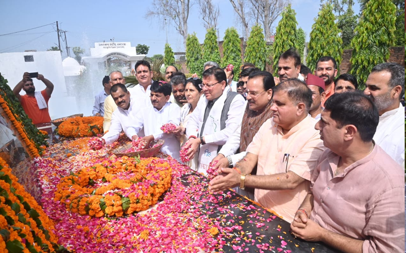 मुख्यमंत्री धामी ने शहीद स्थल रामपुर तिराहा में राज्य आन्दोलनकारी शहीदों को पुष्पांजलि अर्पित की