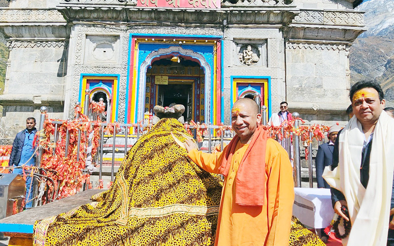 यूपी के सीएम योगी ने किए बाबा केदार के दर्शन