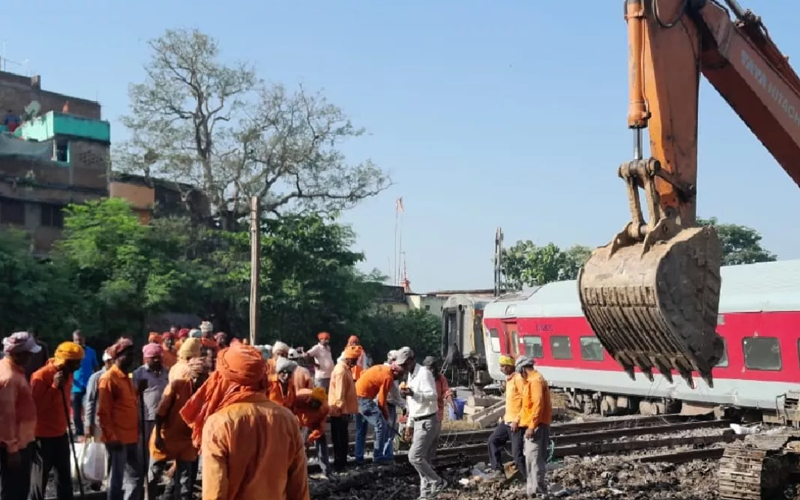 देर रात बिहार में नॉर्थ-ईस्ट एक्सप्रेस पटरी से उतरी,जांच शुरू