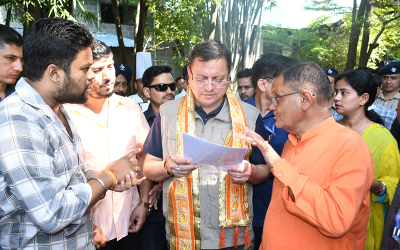 मुख्यमंत्री धामी ने सहायक सम्भागीय परिवहन कार्यालय का किया औचक निरीक्षण