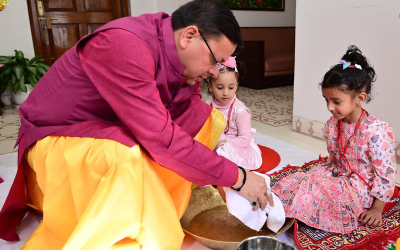 मुख्यमंत्री धामी ने विधि-विधान से कन्या-पूजन किया