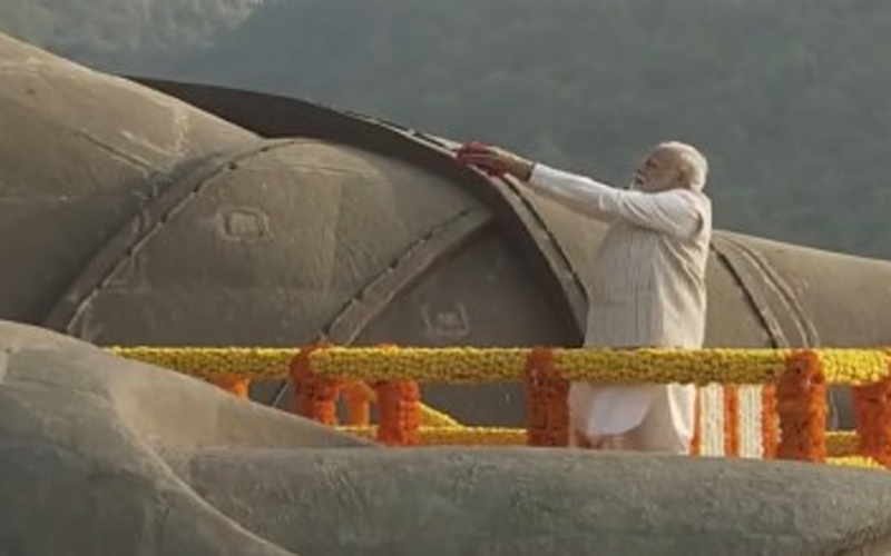 पीएम मोदी ने स्टैच्यू ऑफ यूनिटी पहुंचकर सरदार पटेल को दी श्रद्धांजलि