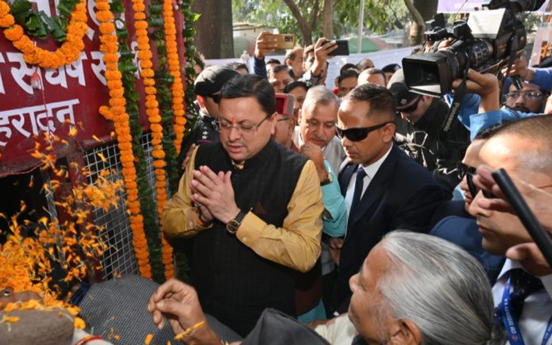मुख्यमंत्री धामी ने राज्य स्थापना दिवस के अवसर पर उत्तराखण्ड राज्य आन्दोलनकारी शहीदों को श्रद्धांजलि अर्पित की