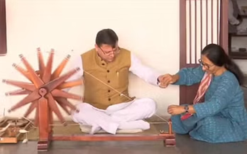 मुख्यमंत्री धामी ने साबरमती आश्रम में चलाया चरखा