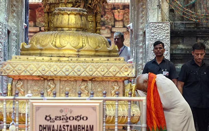 पीएम मोदी ने तिरुपति बालाजी मंदिर में की पूजा-अर्चना