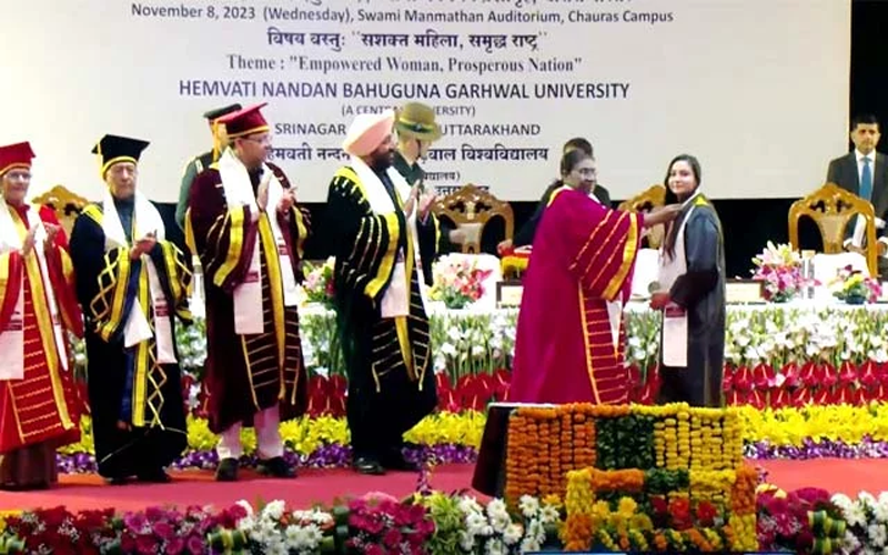 दीक्षांत समारोह में पहुंचीं राष्ट्रपति द्रौपदी मुर्मू, सीएम धामी भी मौजूद