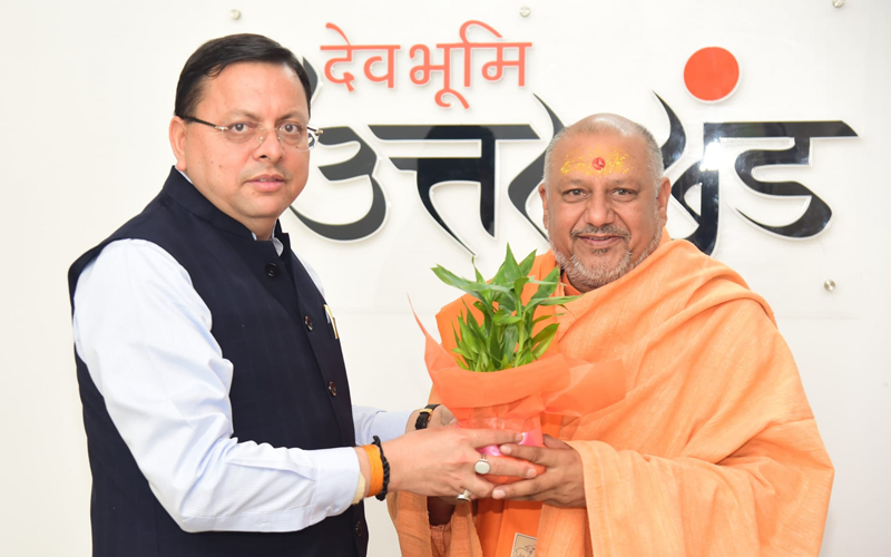पंचदश नाम जूना अखाड़ा के महामण्डलेश्वर स्वामी यतीन्द्र आनन्द गिरी ने मुख्यमंत्री धामी से शिष्टाचार भेंट की