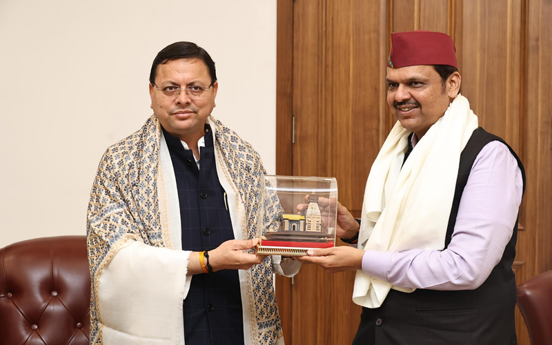 मुख्यमंत्री धामी ने देर रात महाराष्ट्र के उपमुख्यमंत्री देवेंद्र फडणवीस से शिष्टाचार भेंट की