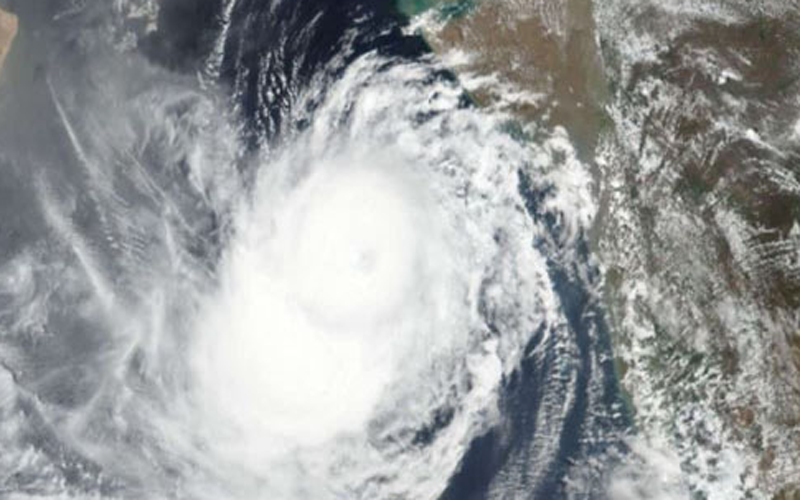 तूफान के असर से तटीय राज्यों में भारी बारिश की आशंका