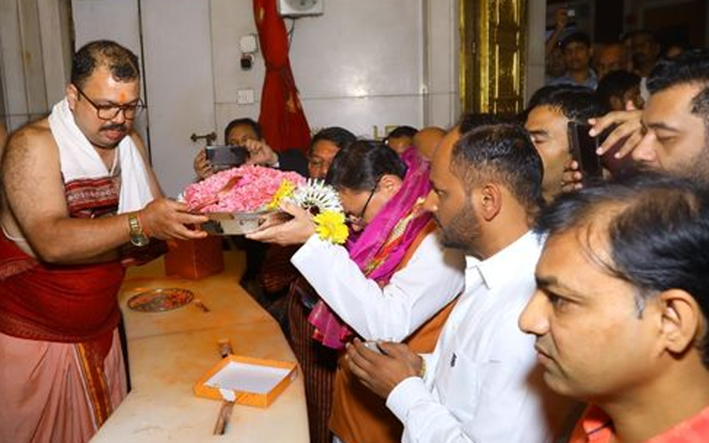 मुख्यमंत्री धामी ने आज सिद्धिविनायक मंदिर में पूजा अर्चना की