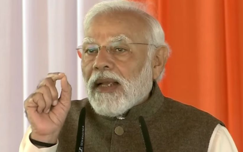 प्रधानमंत्री नरेंद्र मोदी ने वाराणसी के उमराहा में नवनिर्मित स्वर्वेद महामंदिर का उद्घाटन किया