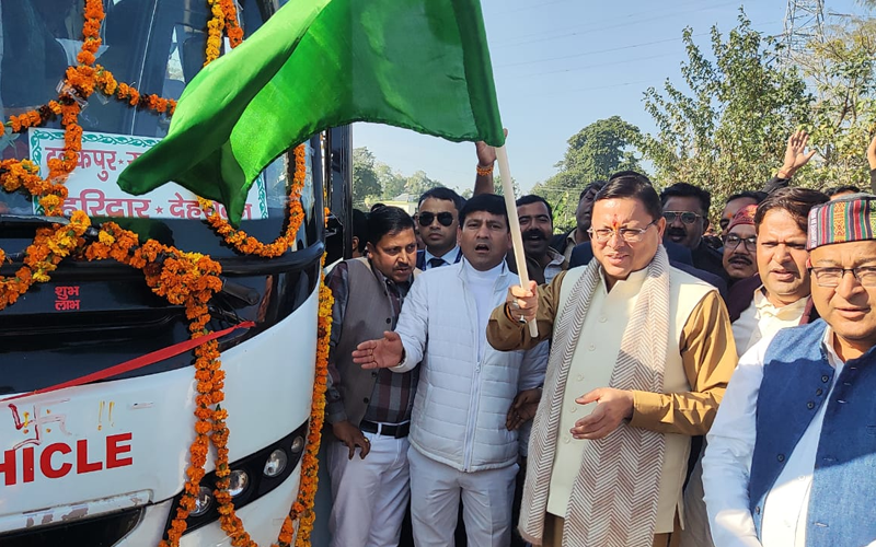 मुख्यमंत्री धामी ने टनकपुर-देहरादून यात्रा रूट पर वोल्वो बस को हरी झंडी दिखाकर रवाना किया