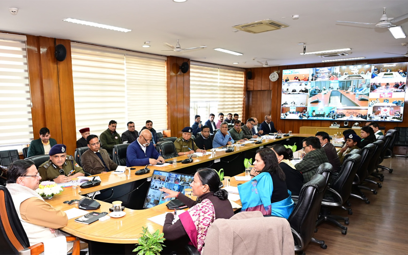 मुख्यमंत्री पुष्कर सिंह धामी ने अधिकारियों को निर्देश दिए