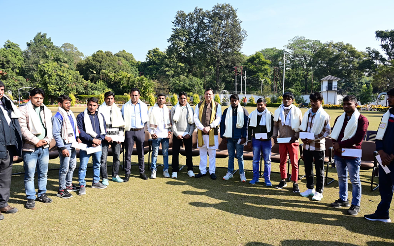 मुख्यमंत्री धामी ने सिलक्यारा टनल के रैट माइनर्स को सम्मानित किया