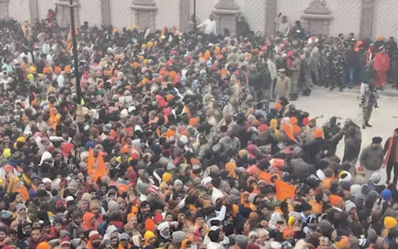 प्राण प्रतिष्ठा के बाद मंदिर के बाहर भक्तों की भारी भीड़ उमड़ी