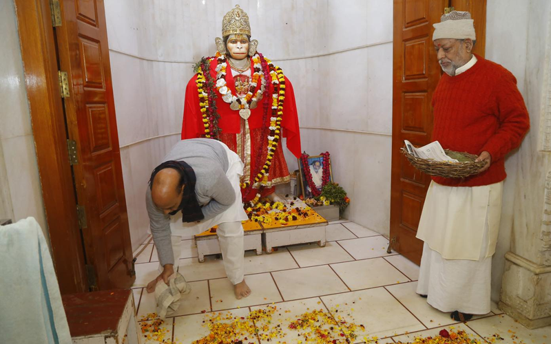 हनुमान सेतु मंदिर में रक्षा मंत्री राजनाथ सिंह ने ‘स्वच्छता अभियान’ में हिस्सा लिया