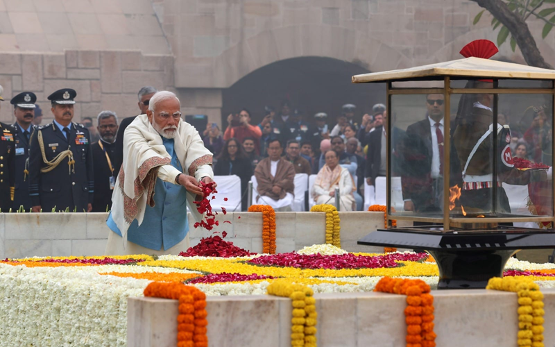 प्रधानमंत्री मोदी ने राजघाट पर राष्ट्रपिता महात्मा गांधी को दी श्रद्धांजलि
