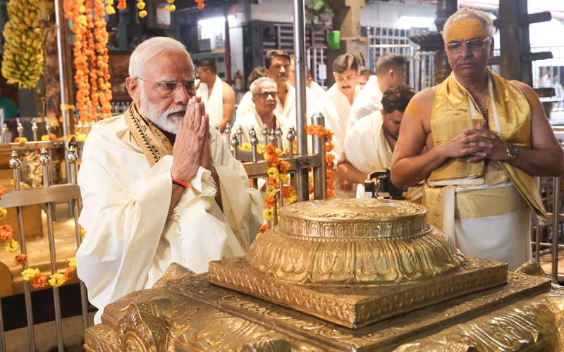प्रधानमंत्री मोदी ने बुधवार सुबह केरल के प्रसिद्ध गुरुवयूर मंदिर में दर्शन किए