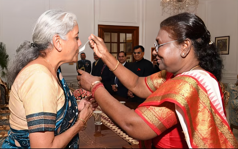 वित्त मंत्री निर्मला सीतारमण ने राष्ट्रपति द्रौपदी मुर्मू से बजट पर औपचारिक मंजूरी ली