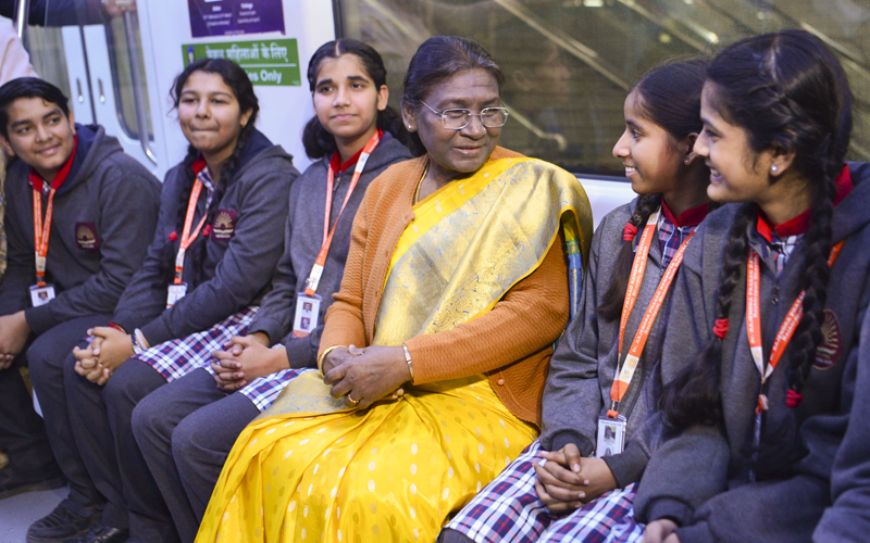राष्ट्रपति द्रौपदी मुर्मू ने दिल्ली मेट्रो में की यात्रा