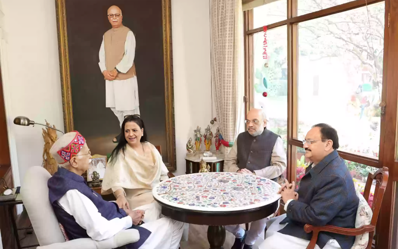 लालकृष्ण आड़वाणी से मिले गृह मंत्री अमित शाह और भाजपा के राष्ट्रीय अध्यक्ष जेपी नड्डा,दी बधाई