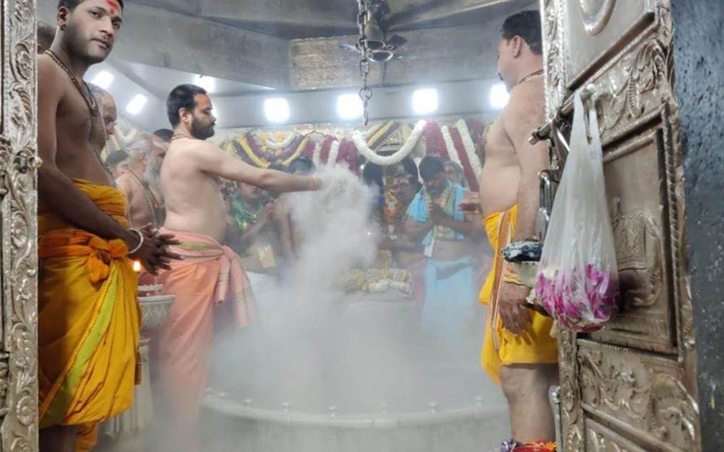 महाकालेश्वर मंदिर में बिना रंग-गुलाल से मनाई गई रंग पंचमी