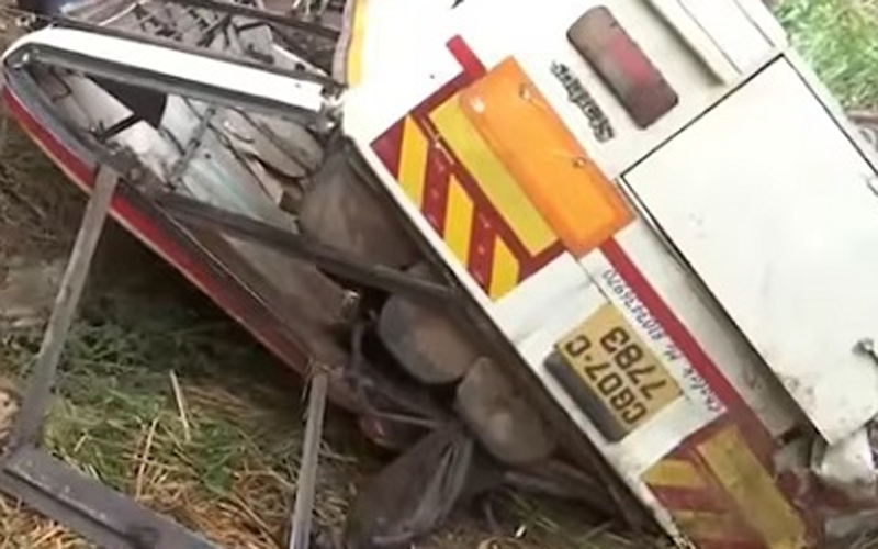 बस के खदान में गिरने से 12 लोगों की मौत, 14 घायल